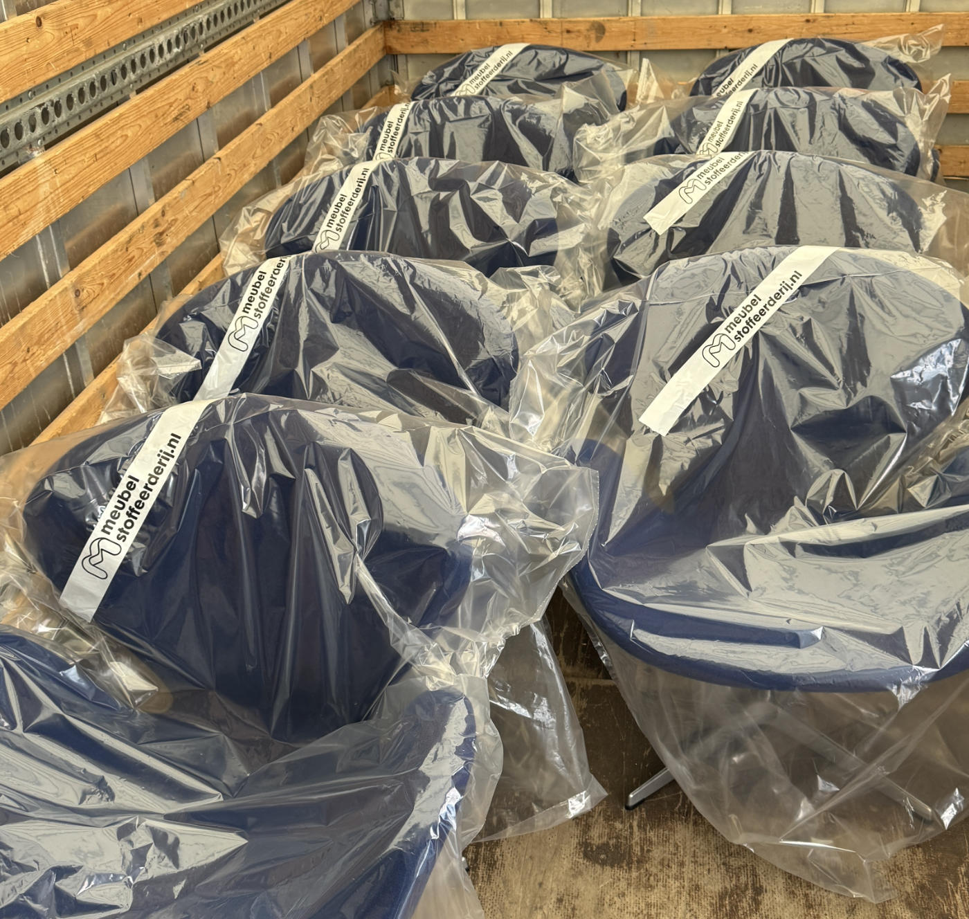 Stofferen van de Fritz Hansen Swan chair