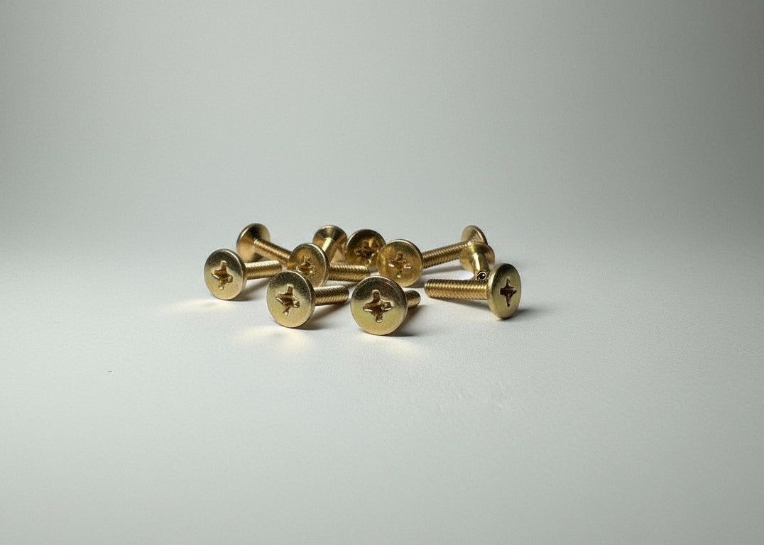 Tecno P40 | Messing schroef voor zijpanelen