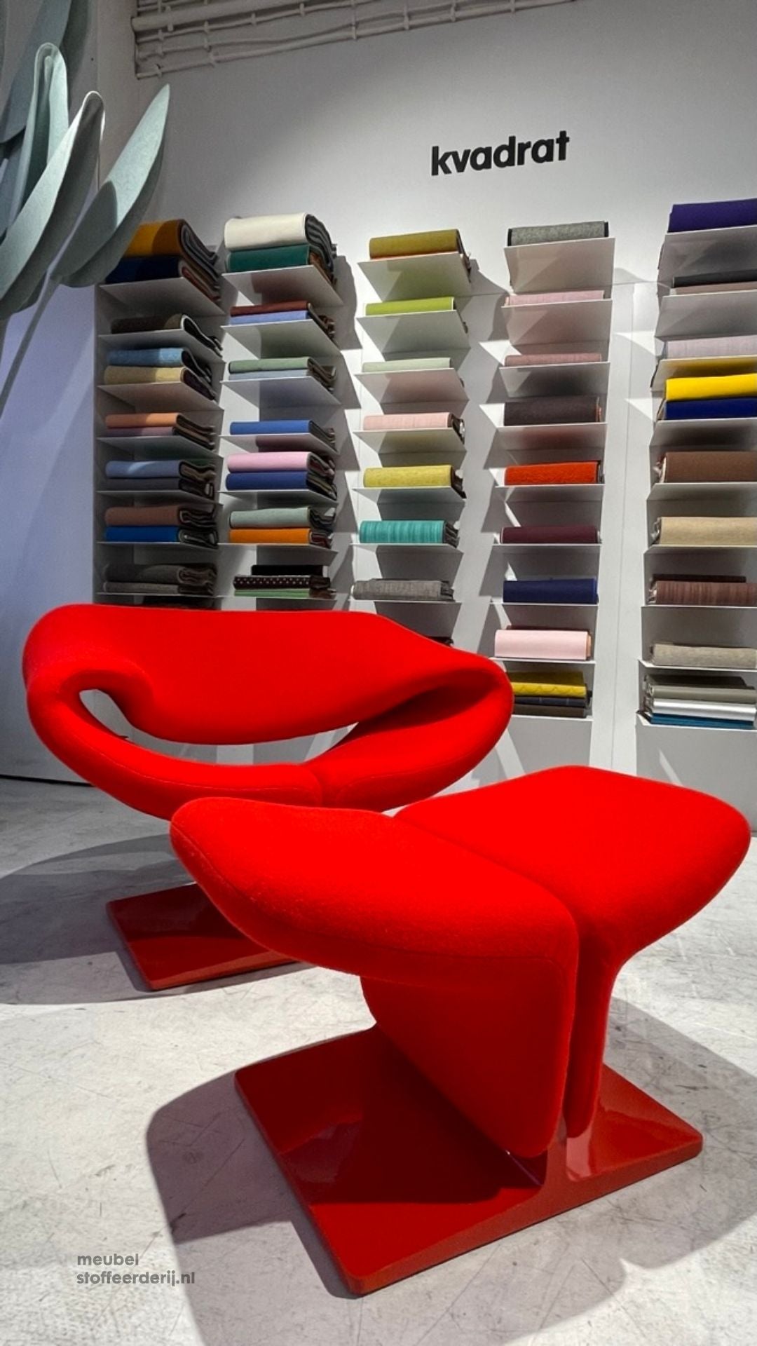 Artifort Ribbon Chair met bijpassende ottoman, herbekleed in rode Kvadrat Tonus