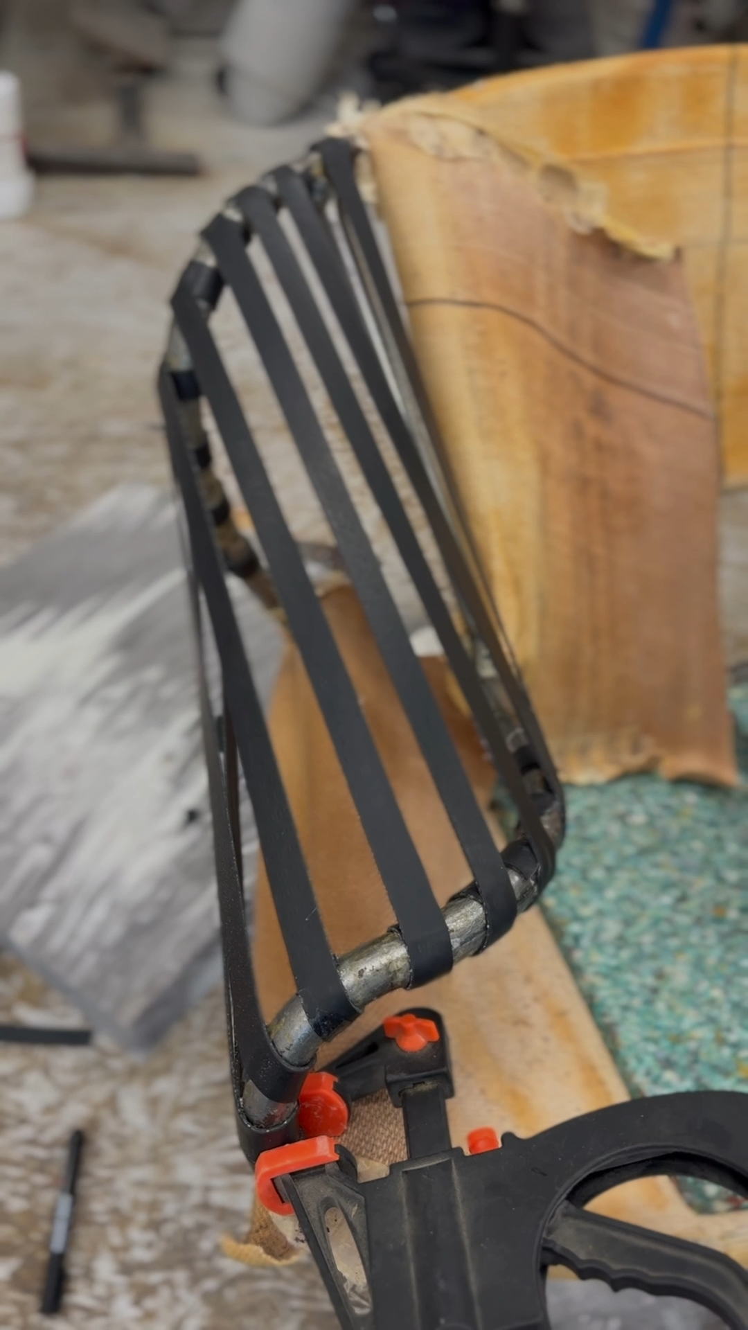De Ribbon Chair wordt compleet opnieuw opgebouwd, singelbanden vervangen, schuim laag voor laag vervangen.