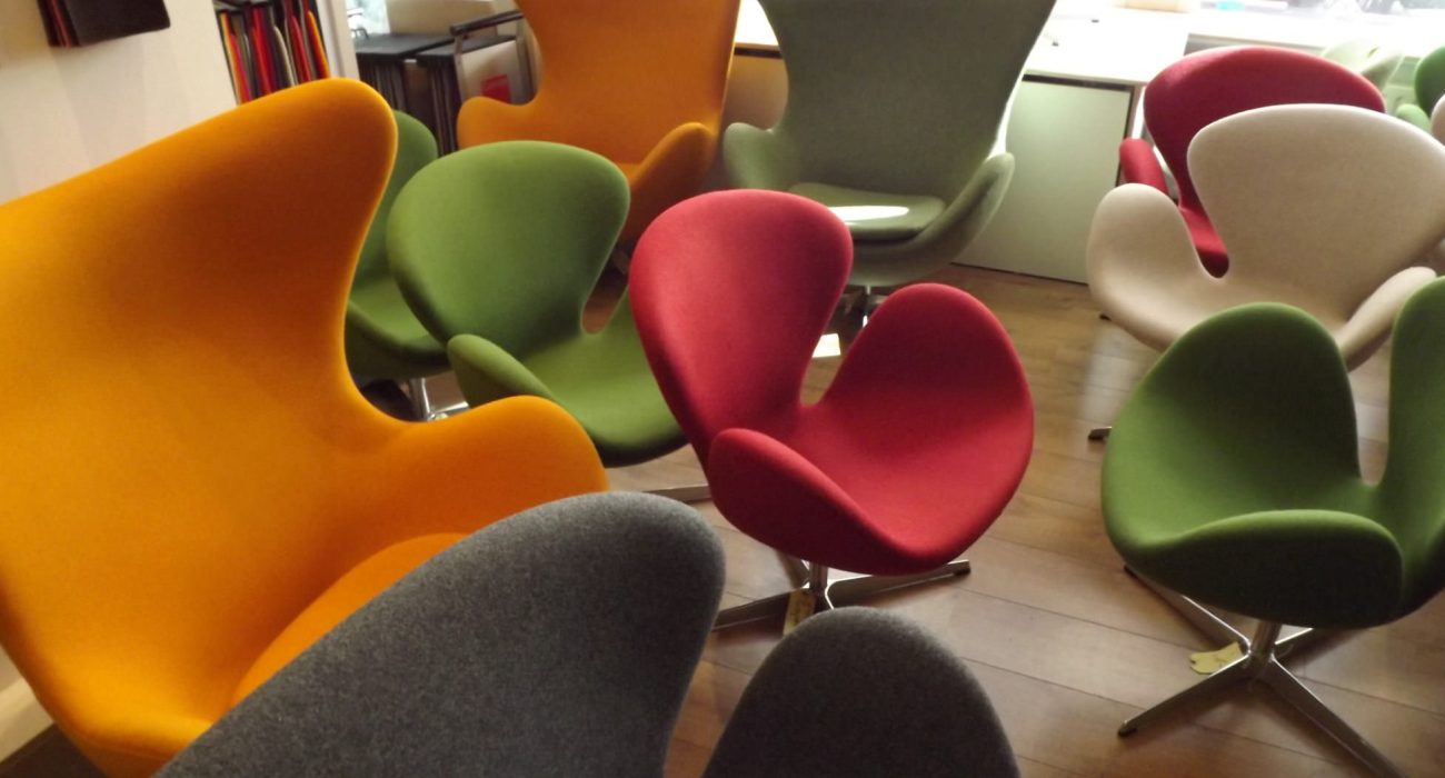 Fritz Hansen Egg chairs en Swan chairs herbekleed door meubelstoffeerderij.nl
